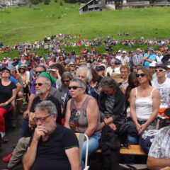 Anciens et nouveaux résistants, dans un même élan de fraternité et de solidarité avec les citoyens du plateau des Glières