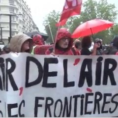 Gérard Collomb arrive à la mairie d’Annecy sous les huées des opposants à la loi Asile et immigration