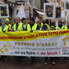 300 gilets jaunes et syndicalistes à Annecy pour dénoncer les violences policières et obtenir du pouvoir d’achat
