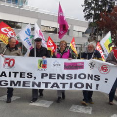300 retraités dans la rue à Annecy pour dénoncer la sale politique anti-sociale de Macron.