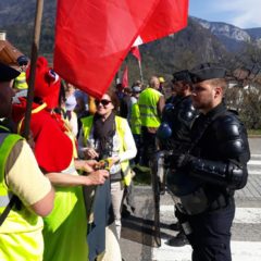 Des citoyens parqués par les CRS à Thorens comme des délinquants !