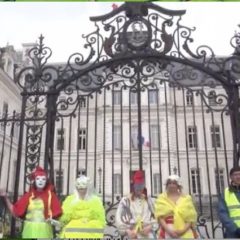 Les irréductibles Gilets jaunes ont peint de jaune le pont des amours et la Préfecture
