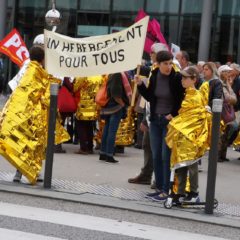 Des citoyens résistants manifestent à Annecy pour que plus personne ne dorme dans la rue