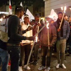 Le feu des torches en solidarité avec tous les migrants victimes de la folie des États