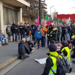 Hommage aux victimes des forces de l’ordre devant le commissariat d’Annecy