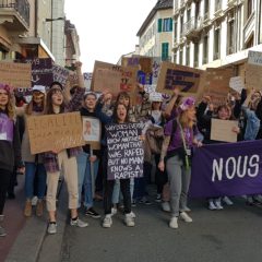 Une manifestation pour le droit des femmes dynamique et colorée  avec #NousToutes 74