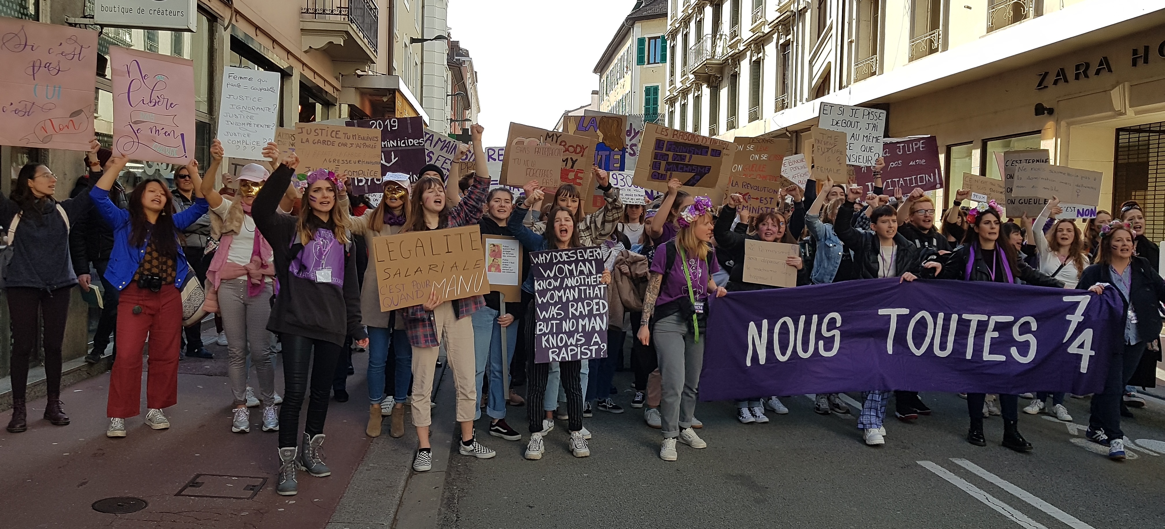 une manifestation pour le droit des femmes dynamique et colorée avec