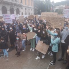 L’amour au cœur, le racisme en horreur, les jeunes manifestent à Annecy