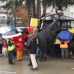 150 manifestants rassemblés sous la pluie à Annecy, déterminés à poursuivre la lutte contre la loi de sécurité globale.