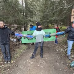 Enchaînés, les militants de Extinction Rebellion bloquent l’accès au bois de la colombière