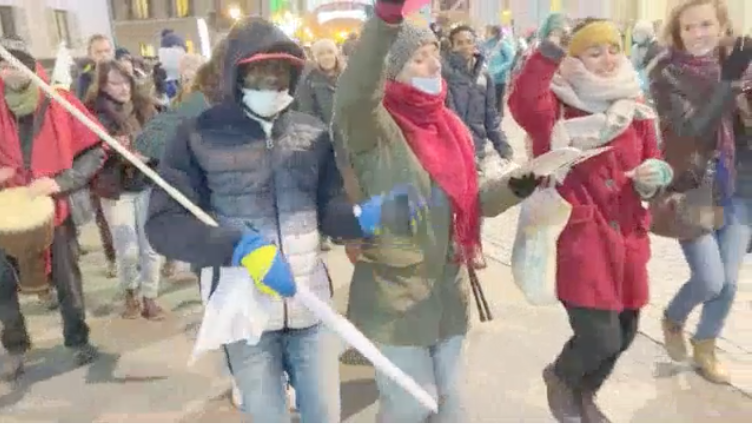 Une marche aux flambeaux à Annecy pour réchauffer le cœur de la solidarité avec les sans papiers