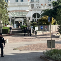 Notre journaliste évacué en force par la police à l’entrée du centre de congrès d’Annecy