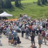 Sur le plateau des Glières, des citoyens se rassemblent pour lutter contre le fascisme et aspirer à des jours heureux