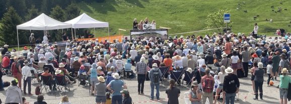 Sur le plateau des Glières, des citoyens se rassemblent pour lutter contre le fascisme et aspirer à des jours heureux