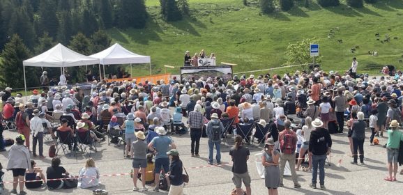 Sur le plateau des Glières, des citoyens se rassemblent pour lutter contre le fascisme et aspirer à des jours heureux