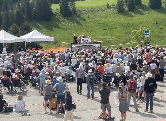 Sur le plateau des Glières, des citoyens se rassemblent pour lutter contre le fascisme et aspirer à des jours heureux