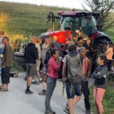 50 manifestants rassemblés ce matin en solidarité avec les éleveurs de la mésange bleue
