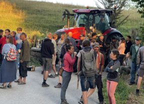 50 manifestants rassemblés ce matin en solidarité avec les éleveurs de la mésange bleue