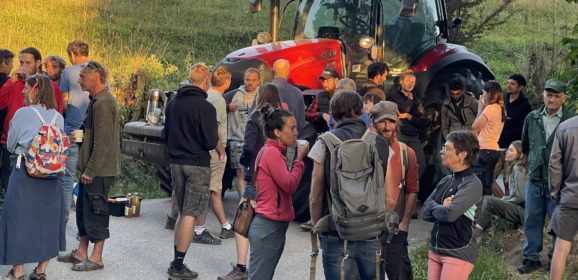 50 manifestants rassemblés ce matin en solidarité avec les éleveurs de la mésange bleue