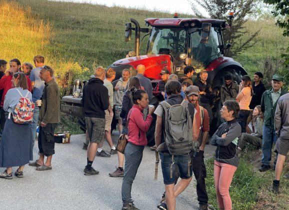 50 manifestants rassemblés ce matin en solidarité avec les éleveurs de la mésange bleue