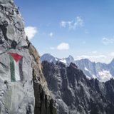 Un drapeau géant de la Palestine déployé dans la face ouest des Drus