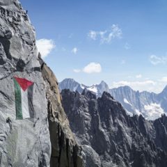 Un drapeau géant de la Palestine déployé dans la face ouest des Drus