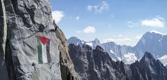 Un drapeau géant de la Palestine déployé dans la face ouest des Drus