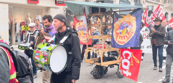 Slogans pour la Palestine et contre l’extrême droite à la manifestation syndicale du 2 octobre à Annecy.