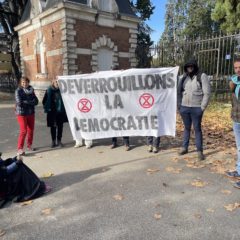 Des militants de Extinction Rébellion demandent des comptes à la Préfète de Haute-Savoie.