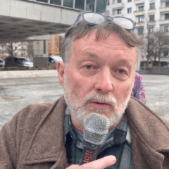 Le tribunal d’Annecy se juge incompétent face à Yves Lachenal, éleveur de chèvres contestataire.