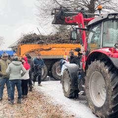 Affrontant un froid glacial, paysans et citoyens s’opposent à la politique agricole du gouvernement.
