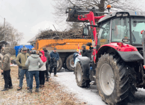 Affrontant un froid glacial, paysans et citoyens s’opposent à la politique agricole du gouvernement.