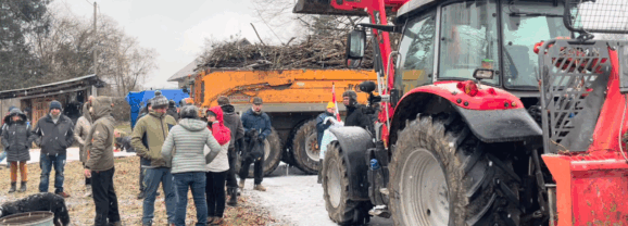 Affrontant un froid glacial, paysans et citoyens s’opposent à la politique agricole du gouvernement.