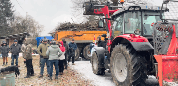 Affrontant un froid glacial, paysans et citoyens s’opposent à la politique agricole du gouvernement.