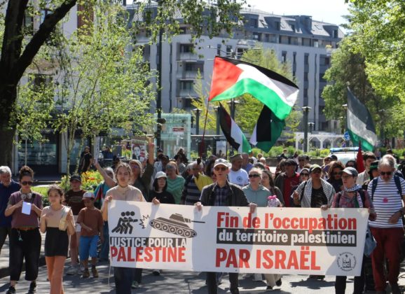 Ce samedi 18 avril 2026 à Annecy, une centaine de manifestants en soutien au peuple palestinien agressé par l&rsquo;État israélien