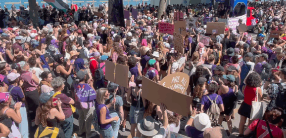 Des dizaines de milliers de manifestants à Genève pour dénoncer les 7 états du G7 fauteurs de guerres