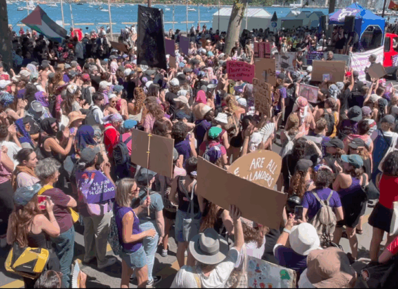 Des dizaines de milliers de manifestants à Genève pour dénoncer les 7 états du G7 fauteurs de guerres