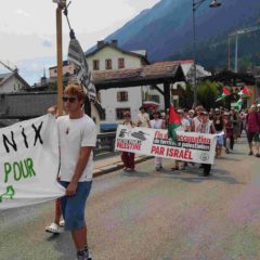 Chamonix se lève pour Gaza : les cordes servent à sauver des vies, pas à pendre des palestinien-nes !