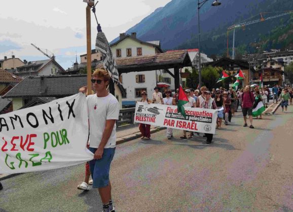 Chamonix se lève pour Gaza : les cordes servent à sauver des vies, pas à pendre des palestinien-nes !