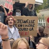 400 lycéens en colère manifestent devant le lycée Fauré à Annecy