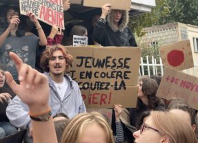 400 lycéens en colère manifestent devant le lycée Fauré à Annecy