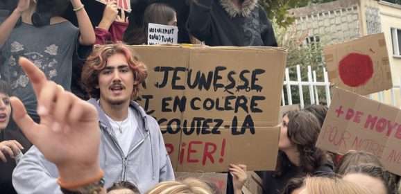 400 lycéens en colère manifestent devant le lycée Fauré à Annecy