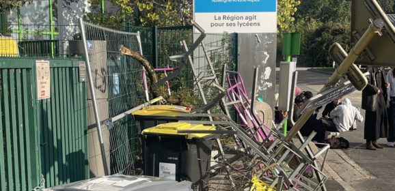 Blocus ce matin 13 octobre du Lycée Baudelaire avec une présence musclée des forces de l&rsquo;ordre