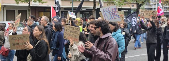 Annecy une énorme manifestation porteuses de messages