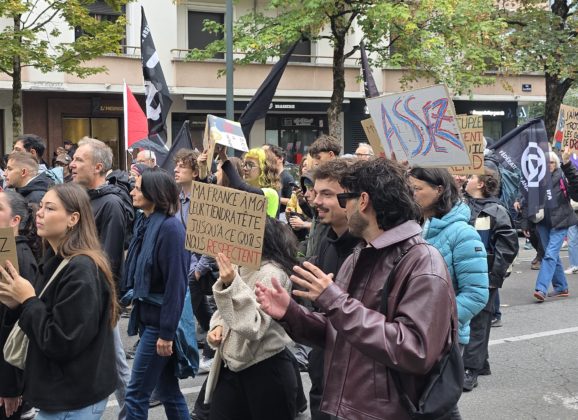 Annecy une énorme manifestation porteuses de messages