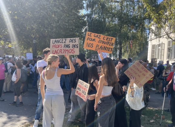 À Annecy, mille lycéens ouvrent la voie à 2700 manifestants